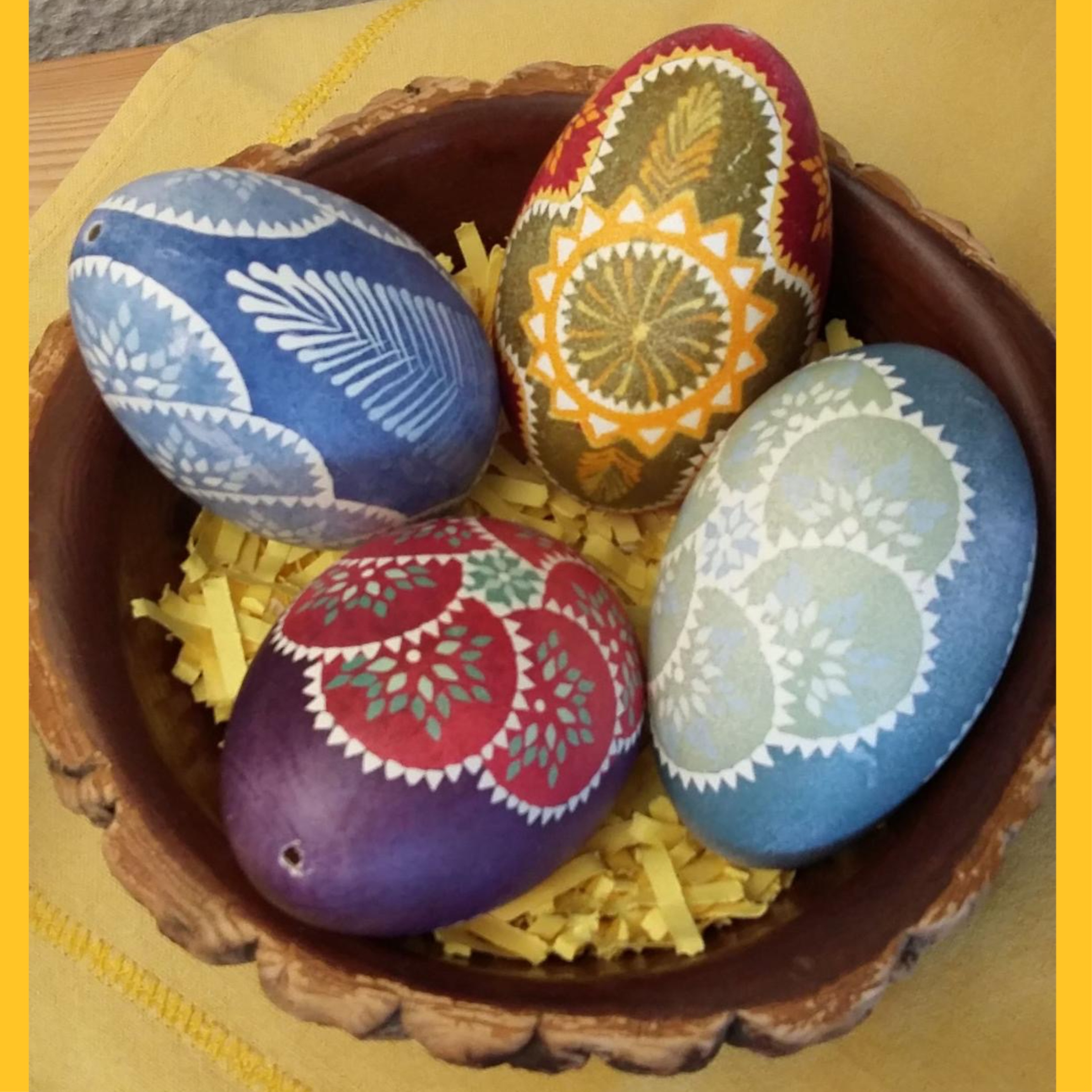 vier verschiedenfarbige Eier sind mit Mustern gestaltet