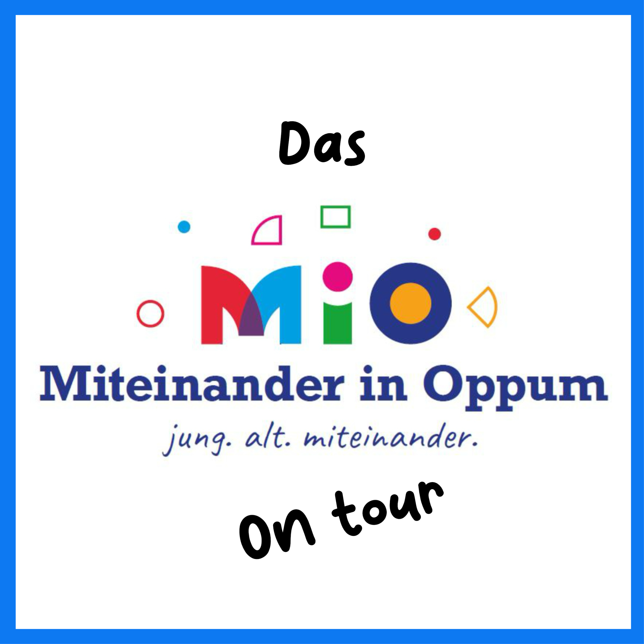 In einem blauen Rahmen ist in der MItte das M.I.O. Logo auf weißem Grund, oben drüber der Schriftzug 'Das' und unten schräg 'on tour'.