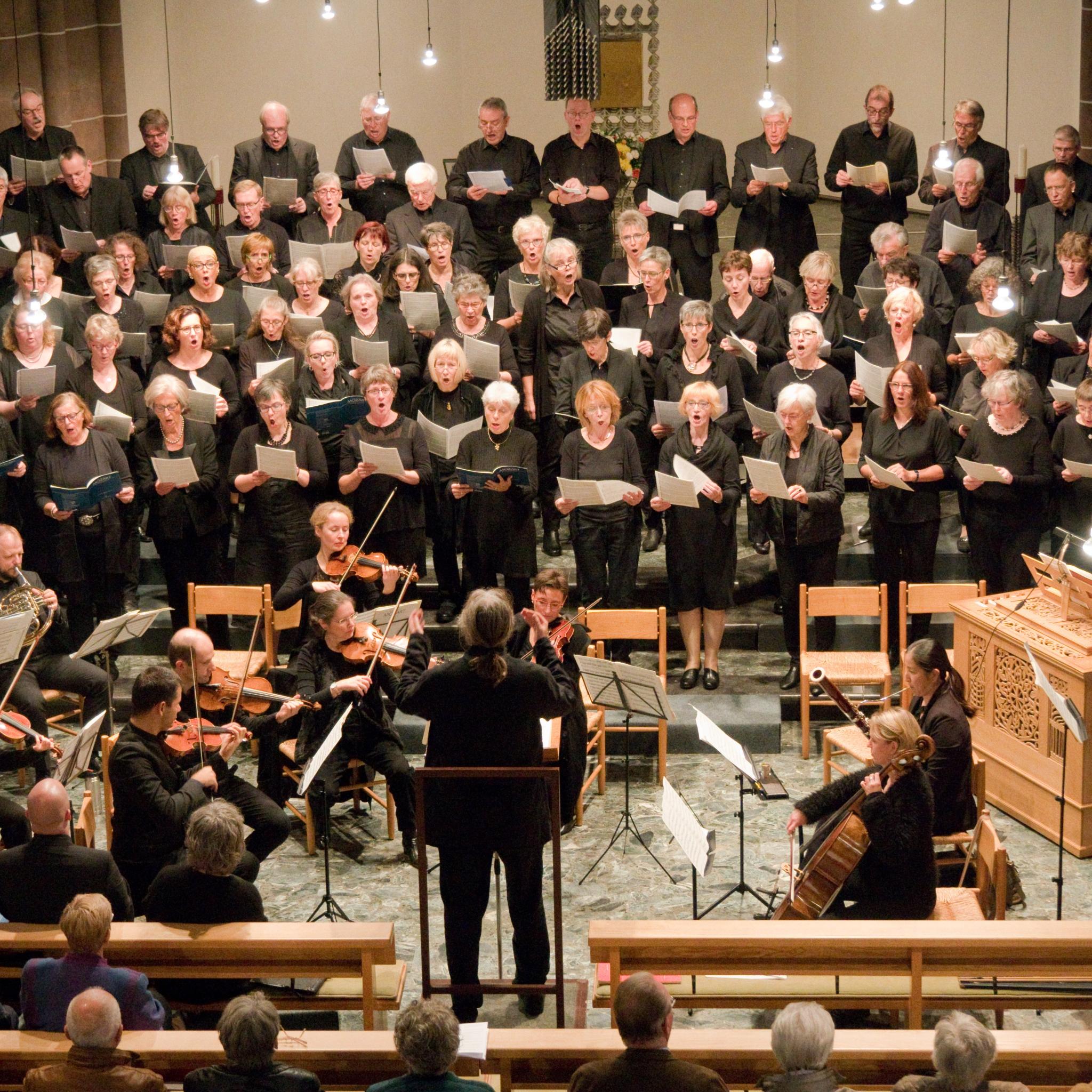 Chor und Orchster bei einer Aufführung, Dirigent: Christoph Scholz