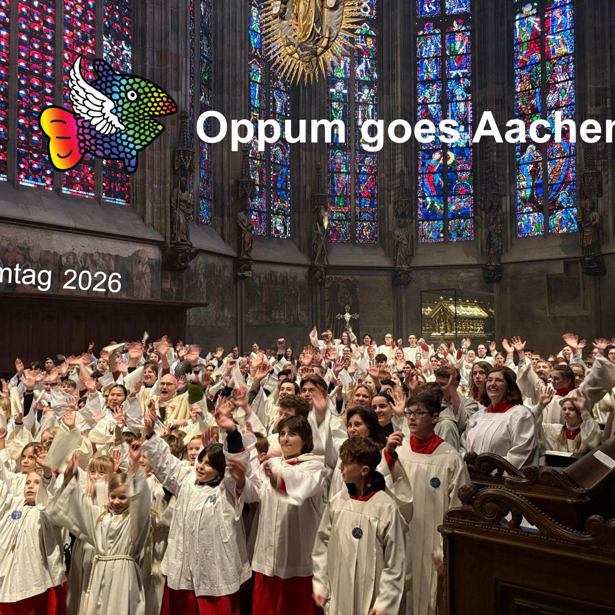 Viele Kinder in Messdienergewändern strecken ihre Hände empor. Im Hintergrund ein Fensterbild im Aachener Dom. Links oben findet sich das Messdienerlogo, daneben der Schriftzug 'Oppum goes Aachen'.