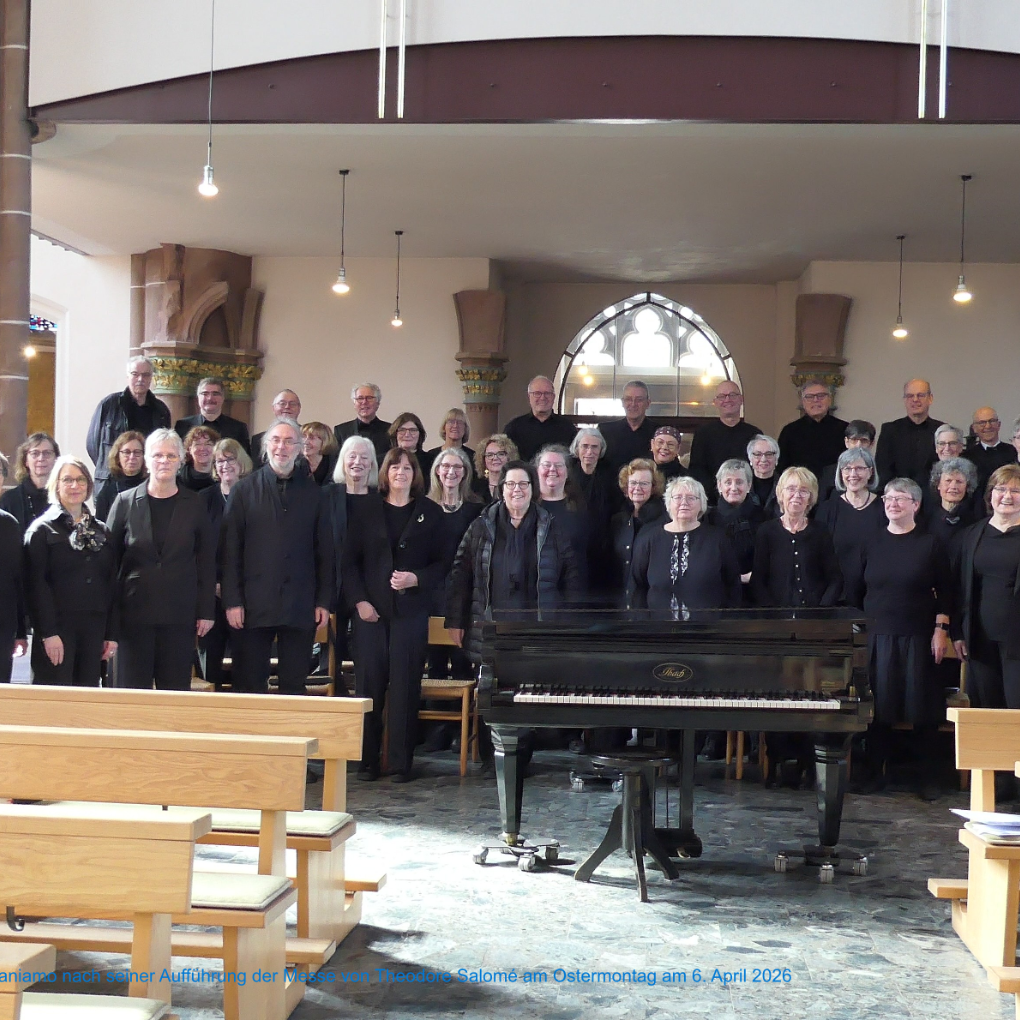 Mehrere Personen in schwarzer Gardrobe stehen unter der Orgelempore in der Kirche Zu den heiligen Schutzengeln.